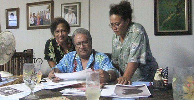 Samoanischer Familien-Matai mit Foto seiner Vorfahrin in Deutschland